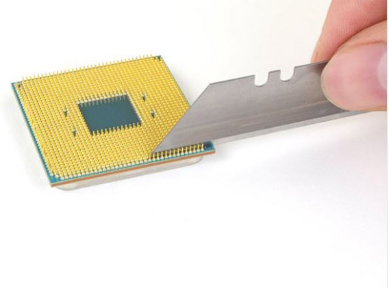 eğilmiş işlemci pini düzeltme işlemini iki pin arasına girecek maket bıçağı ağzı ve ya jilet ile yapınız.